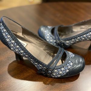 Steve Madden size 8 navy fabric pumps